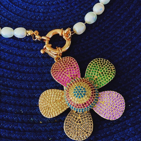 Freshwater pearls and micro pave flower necklace - Picture 2 of 2